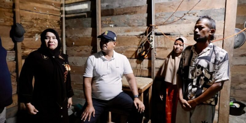 Pj. Gubernur Aceh, Dr. H. Safrizal ZA, M.Si, didampingi Istri Hj. Safriati, S.Si, M.Si, dan Kepala SKPA/Biro terkait, saat melakukan verifikasi calon penerima rumah layak huni Pemerintah Aceh di Rumah Bpk. Anwar, Gampong Alue Pande, Kec. Panga, Aceh Jaya