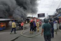 Kebakaran rumah dan ruko terjadi di jalan Manek Roo, Meulaboh, Aceh Barat, Jum'at (7/2/2025)