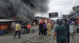 Kebakaran rumah dan ruko terjadi di jalan Manek Roo, Meulaboh, Aceh Barat, Jum'at (7/2/2025)