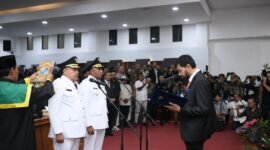 Teuku Raja Keumangan dan Raja Sayang saat dilantik Gubernur Aceh, Muzakir Manaf