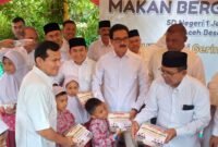 Partai Gerindra Aceh menggelar aksi sosial dengan membagikan ribuan paket makan siang bergizi dan susu gratis dalam rangka memperingati Hari Ulang Tahun (HUT) ke-17