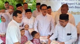 Partai Gerindra Aceh menggelar aksi sosial dengan membagikan ribuan paket makan siang bergizi dan susu gratis dalam rangka memperingati Hari Ulang Tahun (HUT) ke-17