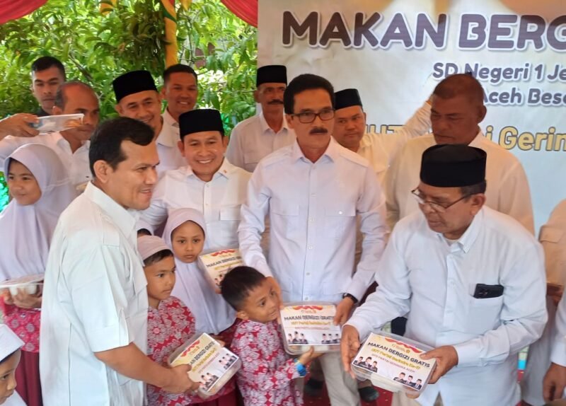 Partai Gerindra Aceh menggelar aksi sosial dengan membagikan ribuan paket makan siang bergizi dan susu gratis dalam rangka memperingati Hari Ulang Tahun (HUT) ke-17