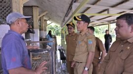 Wakil Bupati Aceh Jaya berinteraksi dengan salah seorang pedagang di pasar tradisonal calang