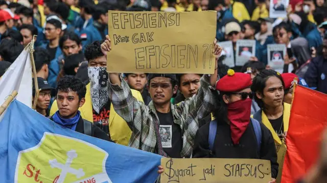 BEM SI dan Koalisi Masyarakat Sipil Gelar Aksi 'Indonesia Gelap'. (Foto. BBC)