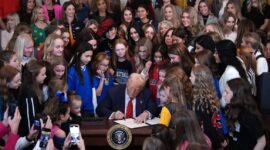 Presiden Donald Trump, didampingi oleh atlet perempuan, menandatangani perintah eksekutif “Tidak Ada Pria dalam Olahraga Wanita” di East Room, Gedung Putih. (Dok. CNN)