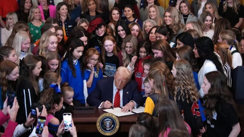 Presiden Donald Trump, didampingi oleh atlet perempuan, menandatangani perintah eksekutif “Tidak Ada Pria dalam Olahraga Wanita” di East Room, Gedung Putih. (Dok. CNN)