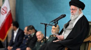 Pemimpin Tertinggi Iran, Ayatollah Ali Khamenei, berbicara dalam sebuah pertemuan di Teheran pada 8 Maret.