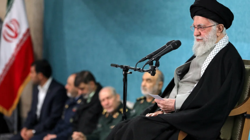 Pemimpin Tertinggi Iran, Ayatollah Ali Khamenei, berbicara dalam sebuah pertemuan di Teheran pada 8 Maret.