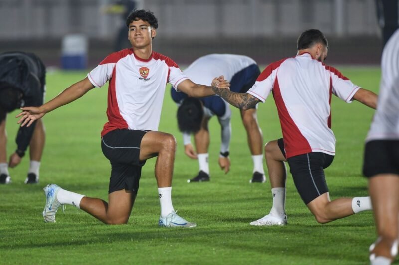 Penyerang Timnas Indonesia Rafael Struick saat sesi latihan bersama Calvin Verdonk