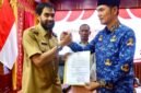 Gubernur Aceh, Muzakir Manaf, saat menyerahkan SK Plt. Sekda Aceh kepada Muhammad Nasir