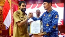 Gubernur Aceh, Muzakir Manaf, saat menyerahkan SK Plt. Sekda Aceh kepada Muhammad Nasir