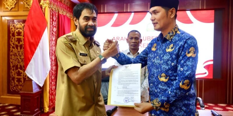 Gubernur Aceh, Muzakir Manaf, saat menyerahkan SK Plt. Sekda Aceh kepada Muhammad Nasir