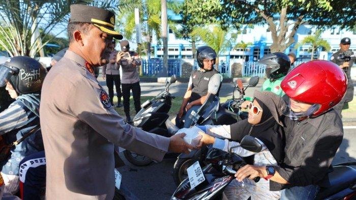 Kabid Humas Polda Aceh, Kombes Pol Joko Krisdiyanto, saat membagikan takjil gratis kepada pengendara