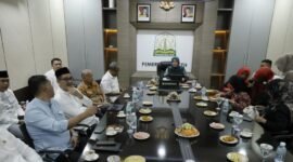 Marlina Usman, selaku Pembina Yayasan Jantung Indonesia (YJI) Aceh, saat memberikan instruksi, usai mendengar pemaparan dari Ketua YJI Aceh, Dr. dr. Muhammad Ridwan, Sp.JP(K), terkait kampanye kantung sehat bagi masyarakat,