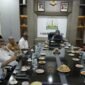 Marlina Usman, selaku Pembina Yayasan Jantung Indonesia (YJI) Aceh, saat memberikan instruksi, usai mendengar pemaparan dari Ketua YJI Aceh, Dr. dr. Muhammad Ridwan, Sp.JP(K), terkait kampanye kantung sehat bagi masyarakat,