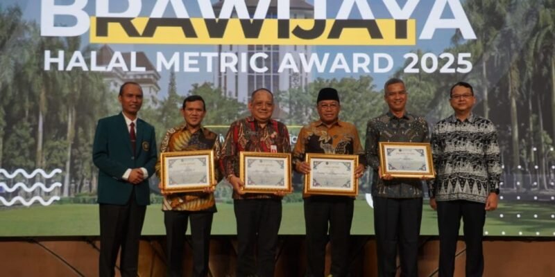 Wakil Gubernur Aceh, Fadhlullah, SE, menerima penghargaan pada ajang Halal Metric Award 2025 yang diselenggarakan Universitas Brawijaya, di Aula UB, Malang, Jawa Timur.