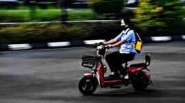 Ilustrasi Pemakaian Sepeda Listrik di Jalan Raya 