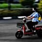 Ilustrasi Pemakaian Sepeda Listrik di Jalan Raya 