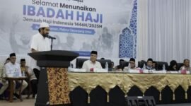 Gubernur Aceh, Muzakir Manaf, saat memberikan sambutan pada acara Pelepasan Pemberangkatan Jemaah Calon Haji (JCH) Embarkasi Aceh Kloter Pertama Tahun 2025, di Aula Jeddah Asrama Haji, Banda Aceh