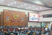 Pelaksanaan rapat paripurna DPRA tentang penetapan draf rancangan revisi UUPA, di gedung utama DPRA, di Banda Aceh