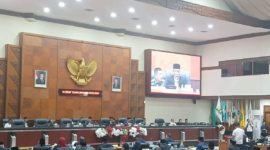 Pelaksanaan rapat paripurna DPRA tentang penetapan draf rancangan revisi UUPA, di gedung utama DPRA, di Banda Aceh