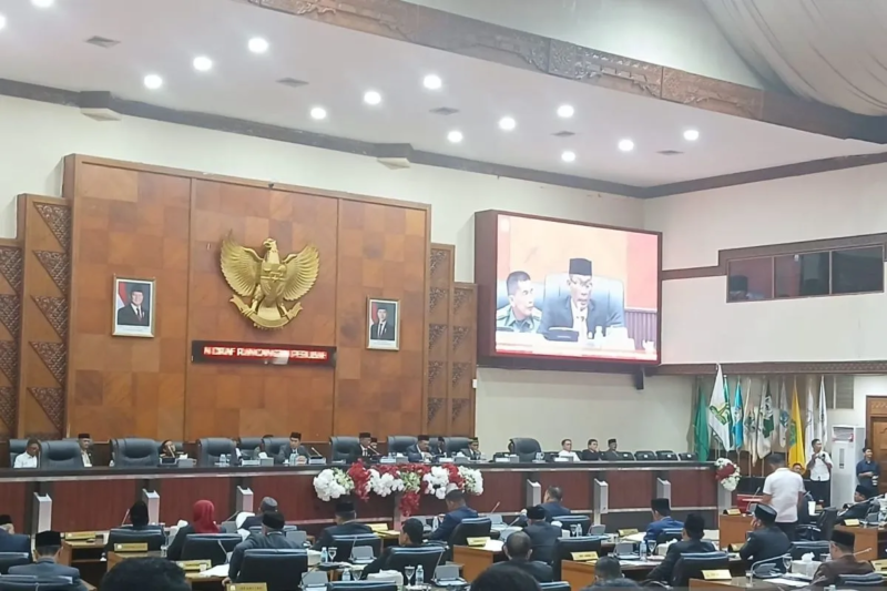 Pelaksanaan rapat paripurna DPRA tentang penetapan draf rancangan revisi UUPA, di gedung utama DPRA, di Banda Aceh