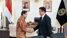 Wagub Aceh saat bersilaturahmi dengan Menteri Koordinator Bidang Hukum, Hak Asasi Manusia, Imigrasi, dan Pemasyarakatan (Menko Kumham Imipas) Prof. Dr. Yusril Ihza Mahendra, SH, M.Sc, di Kantor Kemenko Kumham Imipas, Jakarta