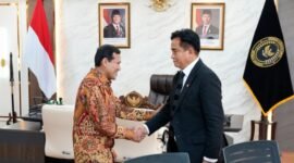 Wagub Aceh saat bersilaturahmi dengan Menteri Koordinator Bidang Hukum, Hak Asasi Manusia, Imigrasi, dan Pemasyarakatan (Menko Kumham Imipas) Prof. Dr. Yusril Ihza Mahendra, SH, M.Sc, di Kantor Kemenko Kumham Imipas, Jakarta