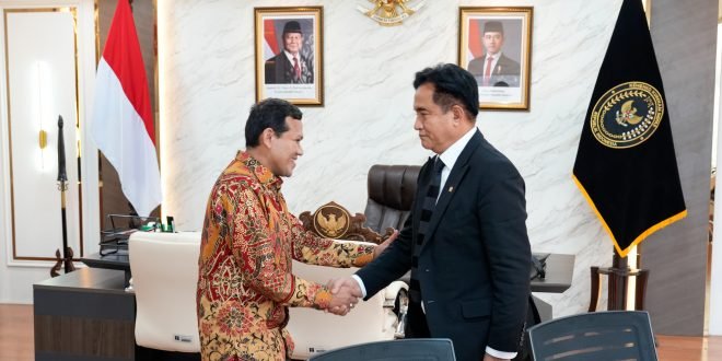 Wagub Aceh saat bersilaturahmi dengan Menteri Koordinator Bidang Hukum, Hak Asasi Manusia, Imigrasi, dan Pemasyarakatan (Menko Kumham Imipas) Prof. Dr. Yusril Ihza Mahendra, SH, M.Sc, di Kantor Kemenko Kumham Imipas, Jakarta