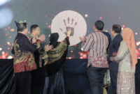 Wali Kota Banda Aceh Illiza Sa'aduddin Djamal bersama unsur terkait saat meresmikan pusat layanan kesehatan code stroke RSUD Meuraxa, di Banda Aceh,