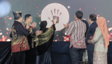 Wali Kota Banda Aceh Illiza Sa'aduddin Djamal bersama unsur terkait saat meresmikan pusat layanan kesehatan code stroke RSUD Meuraxa, di Banda Aceh,