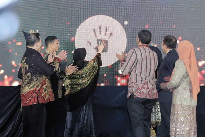 Wali Kota Banda Aceh Illiza Sa'aduddin Djamal bersama unsur terkait saat meresmikan pusat layanan kesehatan code stroke RSUD Meuraxa, di Banda Aceh,