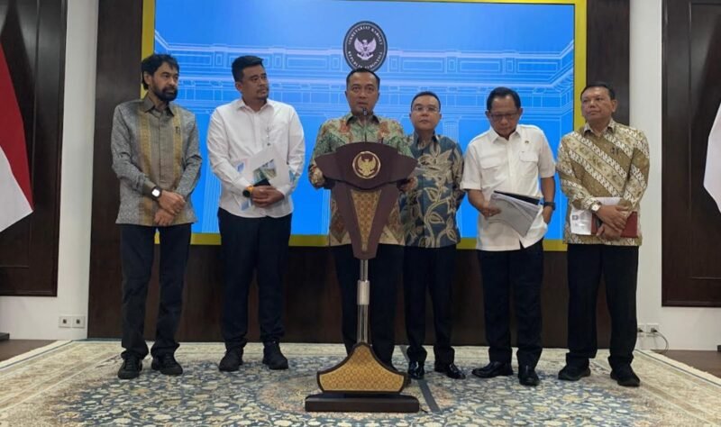 Mensesneg Prasetyo Hadi menyampaikan keterangan dalam konferensi pers soal sengketa pulau antara Aceh dan Sumut, 