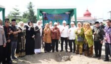 Wakil Gubernur Aceh, Fadhlullah, SE, foto bersama Menteri Pendidikan Dasar dan Menengah RI, Prof. Abdul Mu'ti, M.Ed, Bunda PAUD Aceh, Ny. Marlina Muzakir, dan Wali Kota Banda Aceh, Illiza Sa'aduddin Djamal, SE, usai meletakkan batu pertama pembangunan SMK Muhammadiyah Banda Aceh