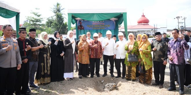 Wakil Gubernur Aceh, Fadhlullah, SE, foto bersama Menteri Pendidikan Dasar dan Menengah RI, Prof. Abdul Mu'ti, M.Ed, Bunda PAUD Aceh, Ny. Marlina Muzakir, dan Wali Kota Banda Aceh, Illiza Sa'aduddin Djamal, SE, usai meletakkan batu pertama pembangunan SMK Muhammadiyah Banda Aceh
