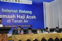Wakil Gubernur Aceh, Fadhlullah, SE, memberikan sambutan saat menghadiri acara penyambutan kepulangan Jemaah Haji Aceh Kloter Pertama Kota Banda Aceh di Asrama Haji Embarkasi, Banda Aceh,