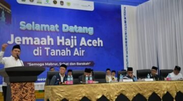 Wakil Gubernur Aceh, Fadhlullah, SE, memberikan sambutan saat menghadiri acara penyambutan kepulangan Jemaah Haji Aceh Kloter Pertama Kota Banda Aceh di Asrama Haji Embarkasi, Banda Aceh,