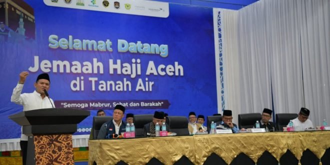 Wakil Gubernur Aceh, Fadhlullah, SE, memberikan sambutan saat menghadiri acara penyambutan kepulangan Jemaah Haji Aceh Kloter Pertama Kota Banda Aceh di Asrama Haji Embarkasi, Banda Aceh,