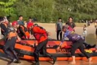 Proses Evakuasi dua jenazah yang tenggelam di pantai Lhoknga