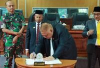 Bupati Aceh Jaya Safwandi bersama pimpinan DPRK menandatangani nota kesepakatan di ruang rapat paripurna, menandai komitmen bersama melaksanakan RPJMK dan perubahan KUA-PPAS 2025.
