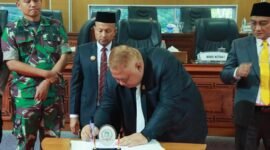 Bupati Aceh Jaya Safwandi bersama pimpinan DPRK menandatangani nota kesepakatan di ruang rapat paripurna, menandai komitmen bersama melaksanakan RPJMK dan perubahan KUA-PPAS 2025.
