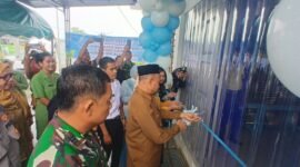 Bupati Aceh Jaya Safwandi bersama perwakilan Yayasan Ruang Kito Basamo saat meresmikan pelaksanaan Program Makan Bergizi Gratis di Calang, Senin (15/9/2025).