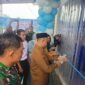 Bupati Aceh Jaya Safwandi bersama perwakilan Yayasan Ruang Kito Basamo saat meresmikan pelaksanaan Program Makan Bergizi Gratis di Calang, Senin (15/9/2025).