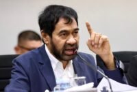 Gubernur Aceh Muzakir Manaf (Mualem) menyampaikan tanggapan atas rekomendasi Pansus DPRA terkait pengelolaan mineral, batu bara, minyak, dan gas dalam rapat di Ruang Serbaguna DPR Aceh, Kamis (25/9/2025).