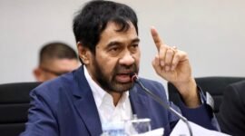 Gubernur Aceh Muzakir Manaf (Mualem) menyampaikan tanggapan atas rekomendasi Pansus DPRA terkait pengelolaan mineral, batu bara, minyak, dan gas dalam rapat di Ruang Serbaguna DPR Aceh, Kamis (25/9/2025).