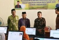 Kepala Kantor Kementerian Agama Kabupaten Nagan Raya, Dr. H. Salman Al Farisi, S.Ag., M.Pd., sedang memantau giat OMI [Sumber Foto : Humas Kemenag Nagan Raya ]