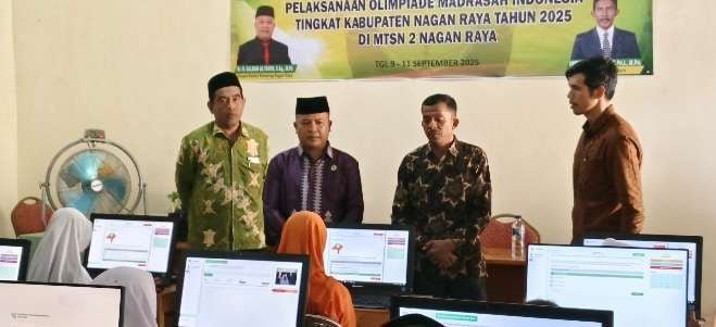Kepala Kantor Kementerian Agama Kabupaten Nagan Raya, Dr. H. Salman Al Farisi, S.Ag., M.Pd., sedang memantau giat OMI [Sumber Foto : Humas Kemenag Nagan Raya ]