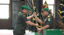 Kasad menyerahkan pataka Kodam kepada Mayor Jenderal TNI Joko Hadi Susilo