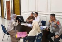 apolres Aceh Selatan, AKBP T Ricki Fadlianshah, SIK saat meninjau layanan pembuatan SKCK di Mapolres setempat, Senin (15/9/2025). Foto: Dok. Serambinews